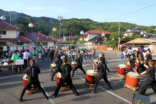 三角清風太鼓の演奏で祭りがスタート