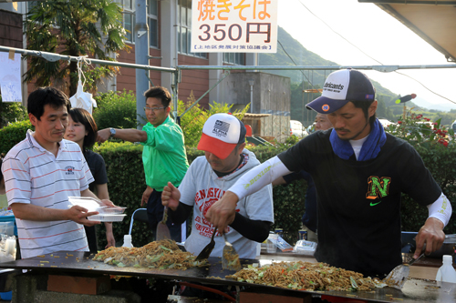 焼きそばや焼き鳥などのバザーでにぎわう