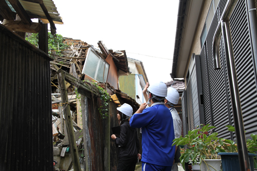 空き家の点検を行う（撮影：町野公康）