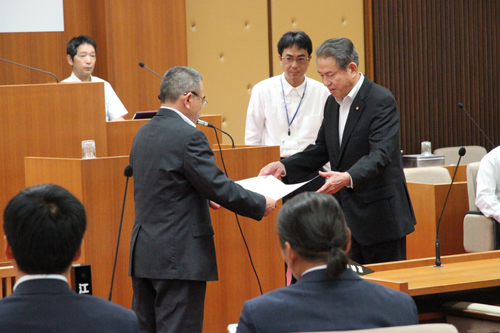 開会に先立ち、全国市議会議長表彰を受けた議員に表彰状が授与された