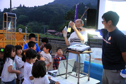 引地昇先生が蛍の生態を実験をしながら解説