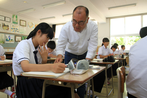 アイデアのヒントを教える新村則人さん