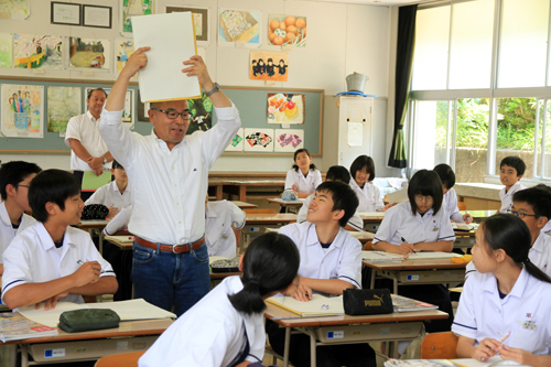 見本になるアイデアをクラスに紹介する新村さん