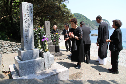 7人の参列者が、日露兵士の墓碑を参拝