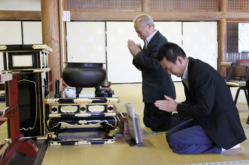 戦没者の冥福と、平和を祈る