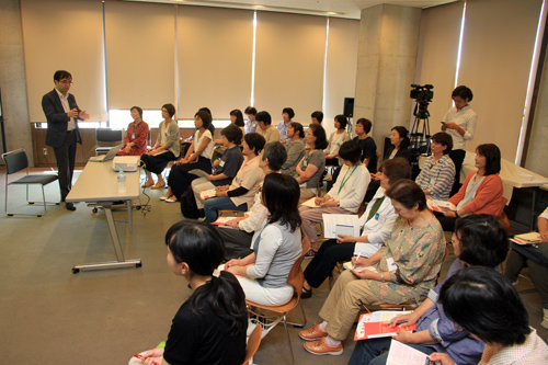 東京おもちゃ美術館の多田館長からおもちゃ美術館の成り立ちを学ぶ