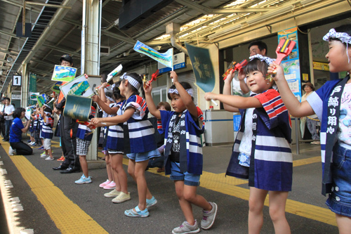 停車中、よさこい踊りを披露