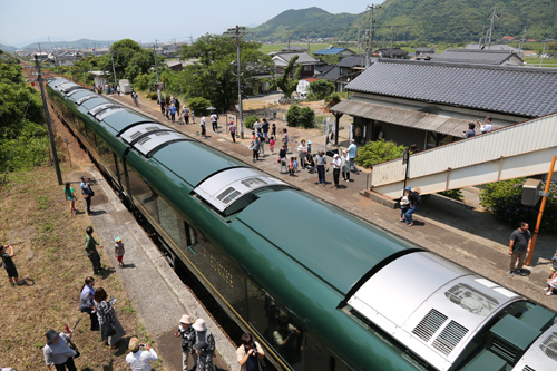 長門三隅駅にも住民をはじめ鉄道愛好者らが集結