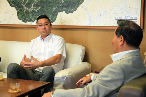 ご当地選手の紹介や今後のまちづくりへの連携を話す河村社長