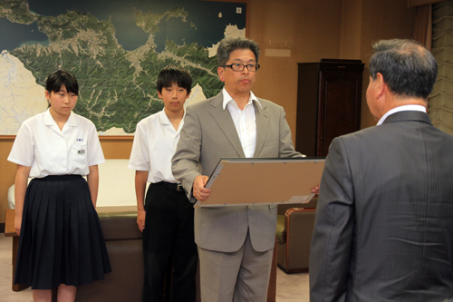6月14日に東京都であった授賞式の様子を報告する山縣校長