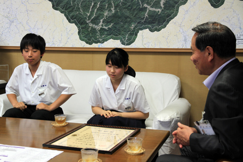 「伝統を受け継いでもっと地域をきれいにしていきたい」と意気込みを語る生徒ら