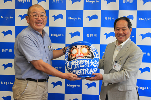 長門市のイメージである「青」に染められただるま