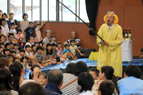 コミカルな動きと表情で会場を盛り上げるミケーレさん