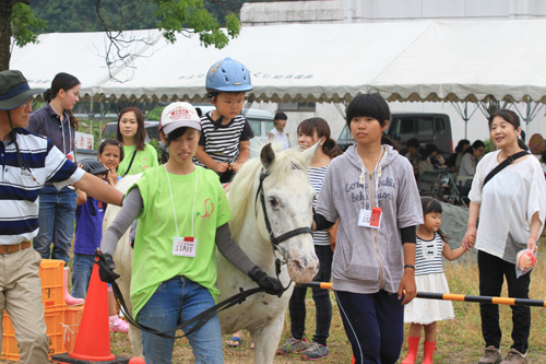 乗馬体験もあり、多くの家族連れでにぎわった