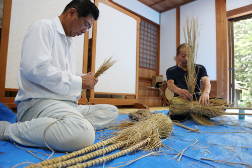 分担して馬と人の人形を作り上げる（写真は人）