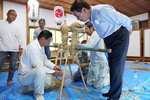 完成した人形は7月1日（土曜日）に飯山八幡宮を出発し、各地区を送り継がれていく