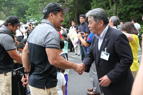 磯部副市長も、選手1人1人と握手を交わして歓迎した