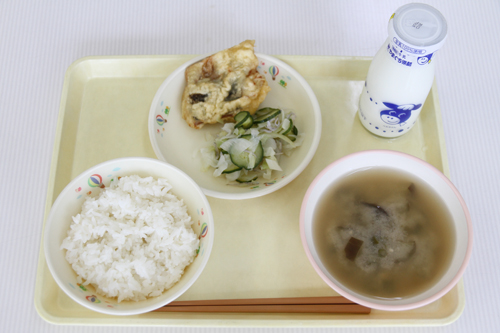 この日の献立は、ごはん・アジの天ぷら・じゃこサラダ・なすのみそ汁・牛乳