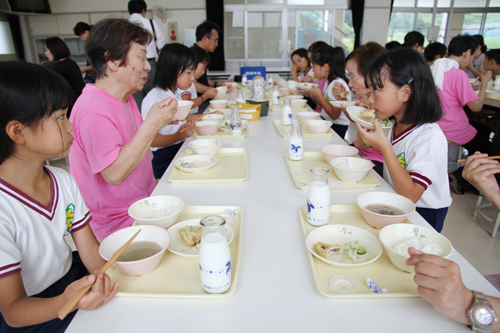 午前中にダンス教室の講師を担当した地域の皆さんも一緒に給食を味わった