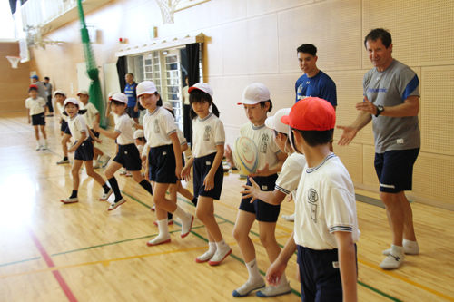 ボールをまわすトレーニングから、パスやキャッチの仕方を学ぶ