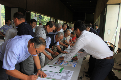 会場の外では山陰道・山陰新幹線の早期実現に向けての署名活動が行われた