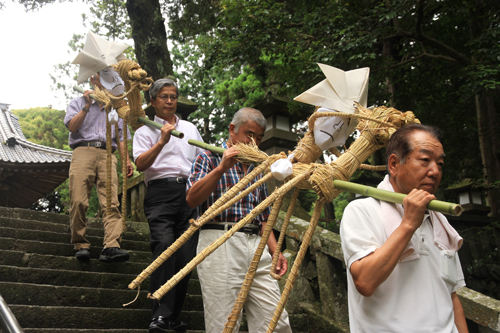飯山八幡宮を出発する一行