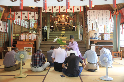 虫除けの神事を行い、今年の豊作を願う