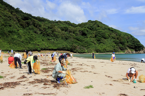 二位ノ浜海水浴場の海岸で清掃活動する参加者