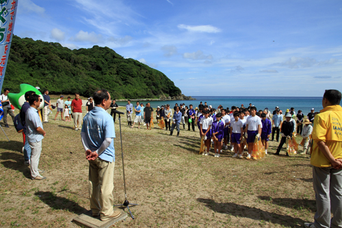 二位ノ浜海水浴場では日置中学校の生徒や市民ら約150が参加