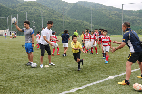 山口県内のラグビースクールに通う小学生が、選手やコーチ陣からパスやキャッチを学ぶラグビー教室も開催