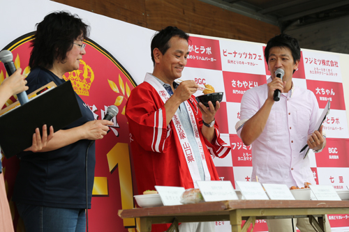 村岡知事も来場し、出店メニューを試食