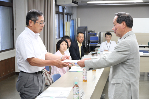 大西市長から委嘱状が交付される