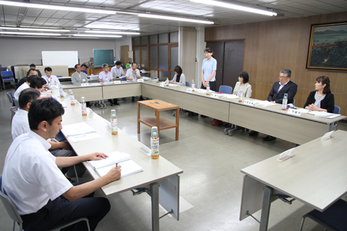 1人ずつ順に自己紹介を行った後、議事が進められた