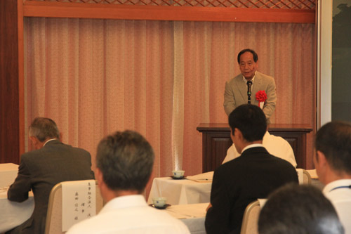 大西市長が「スケールメリットを生かし、しっかり儲けて若者の定着を図ってほしい」とあいさつ