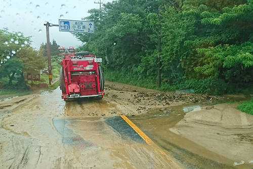 現地では、断続的に雨が降り続く