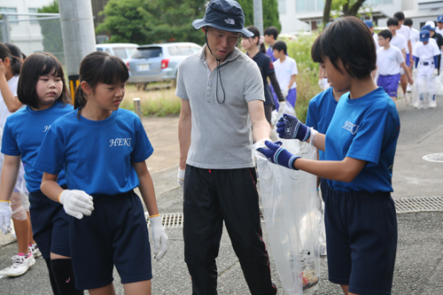 ごみを拾いながらまちを歩く「クリーンウォークinながと」