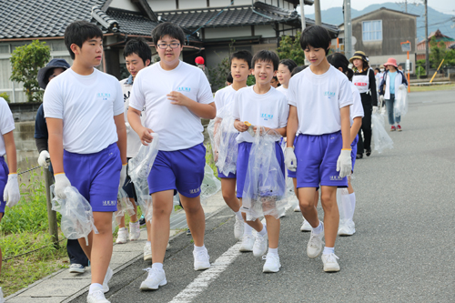 参加した地域住民や日置地区の小・中学生は、約1時間汗を流した