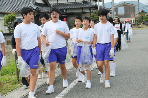 参加した地域住民や日置地区の小・中学生は、約1時間汗を流した