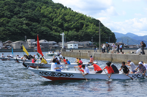 古式捕鯨の実演の前には恒例の和船競漕大会も開催