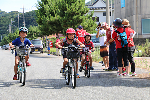 全力で自転車をこいでいく