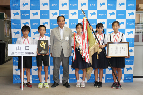（左から）向陽小学校の砂川さん、森田さん、松谷さん、入野さん、金子さん