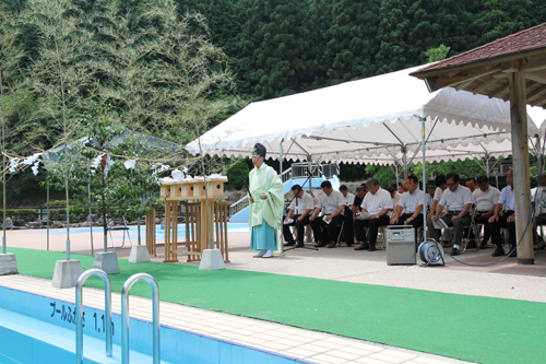 俵山八幡宮の宮原宮司が神事を執り行う