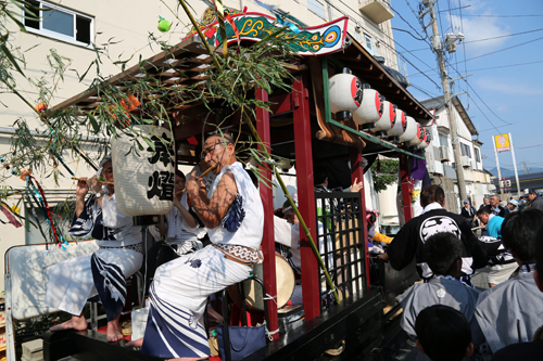 「祇園ばやし」を奏でながら進んでいく