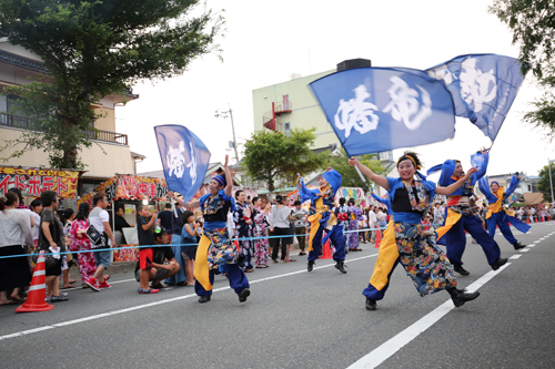 花火の打ち上げ前には県内外から参加した10チームによるよさこい踊りが通りを練り歩く