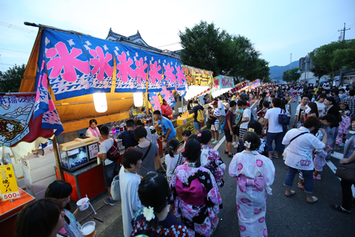 約4万人の来場者が訪れ、露店や花火を楽しんだ