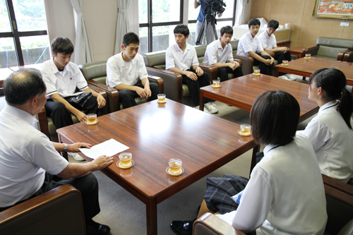 普段の練習やこれまでの全国大会出場経験について話を交わす