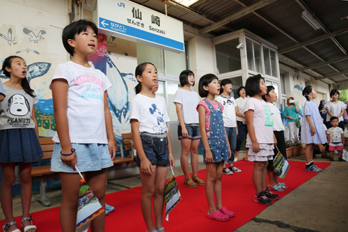 みすゞ少年少女合唱団が歌を披露