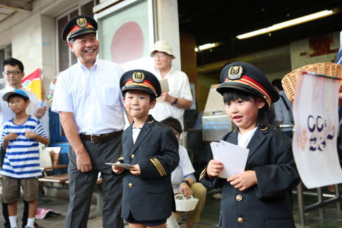 「一日こども駅長」に任命された斎木友彦さん（中央）と岡本桃花さん（右）