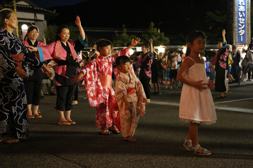 子どもたちも一緒に「湯免小唄」を踊る