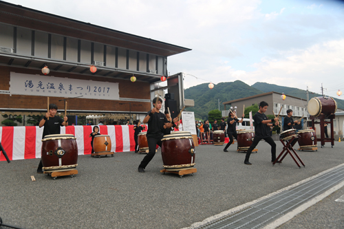 オープニングを飾った三隅清風太鼓「童鼓」の演奏